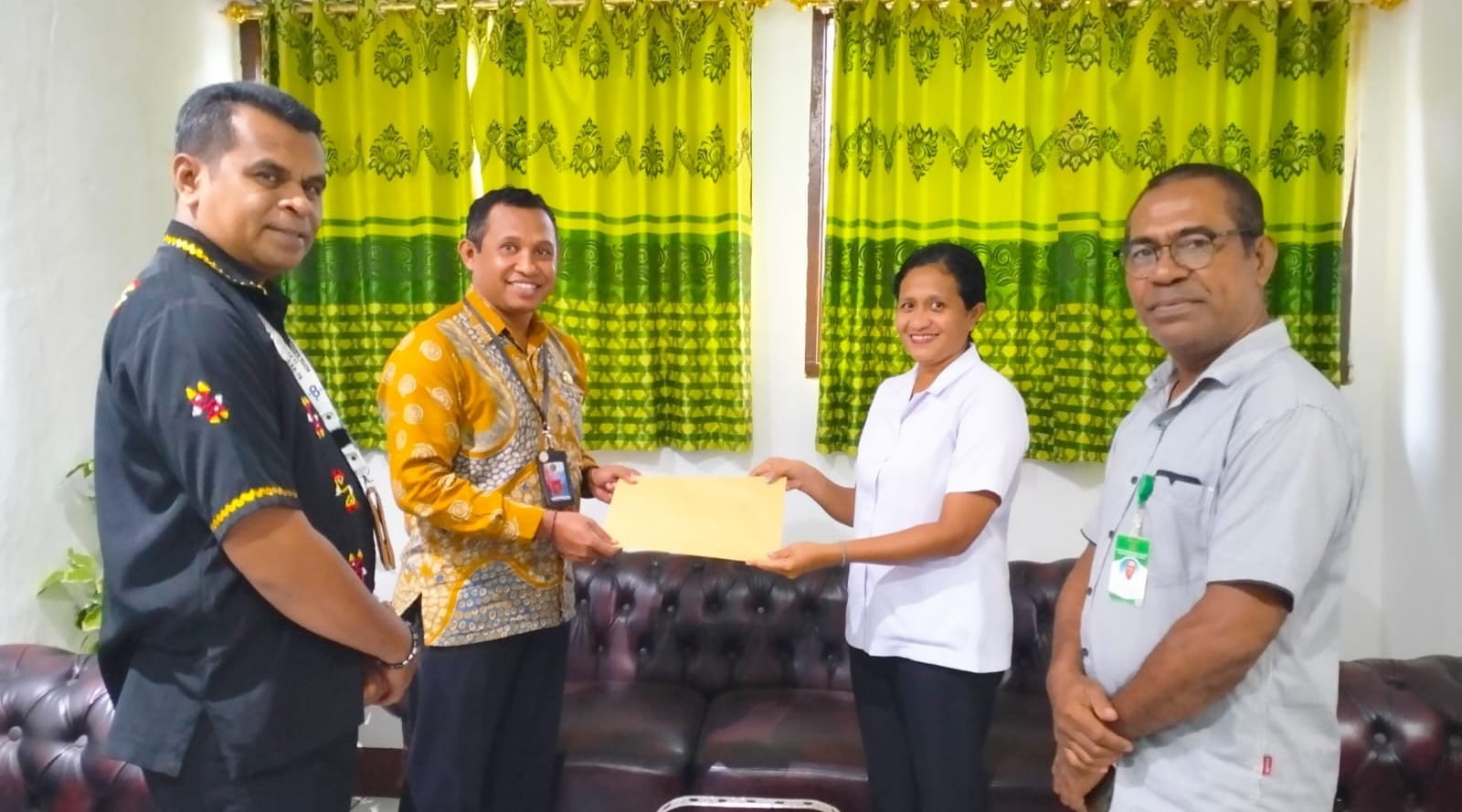 Foto - Ibu Maria Yulia Terima SK Pengangkatan Dalam Jabatan Pelaksana Kemenag Flotim