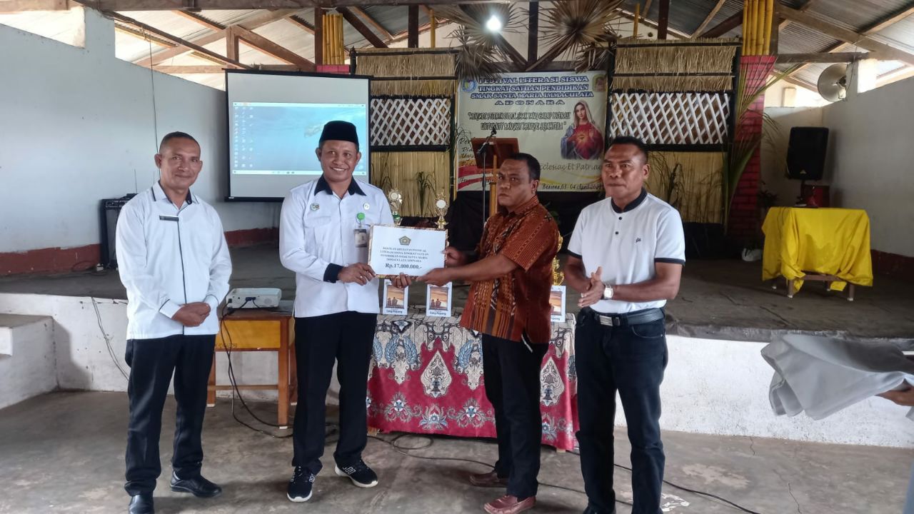 Foto - Kemenag Flores Timur beri bantuan Pembinaan Siswa SMAK Baniona