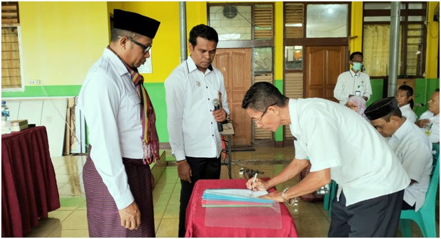 Foto - Pengawas Lingkup Kantor Kemenag Flotim Tandatangani Perkin 2023