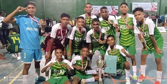 Foto - Tim Futsal MTsN 1 Flotim Juara 1 Liga Futsal Pelajar SMP/Mts Tingkat Kabupaten Flores Timur