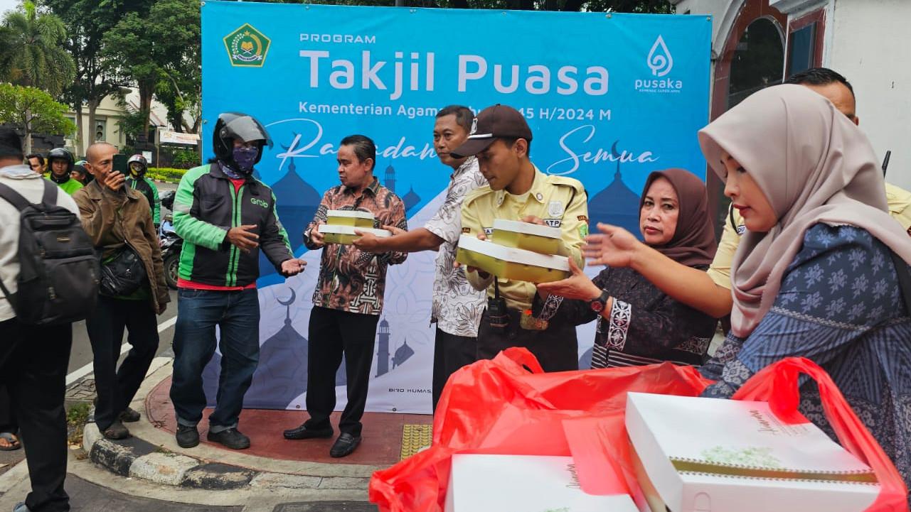 Foto - Berbagi Takjil, Kemenag Bawakan Pesan Ramadan untuk Semua