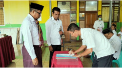 Foto : Pengawas Lingkup Kantor Kemenag Flotim Tandatangani Perkin 2023