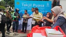 Foto : Berbagi Takjil, Kemenag Bawakan Pesan Ramadan untuk Semua